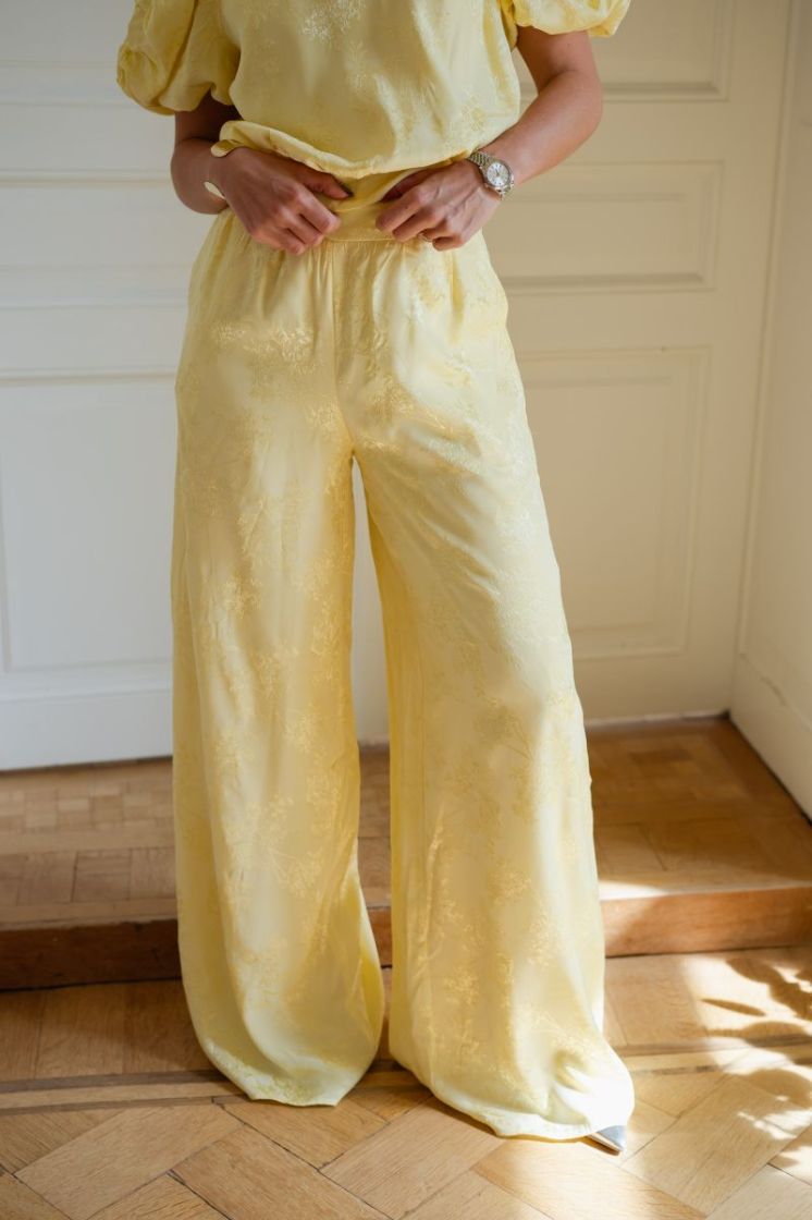 LIGHT YELLOW